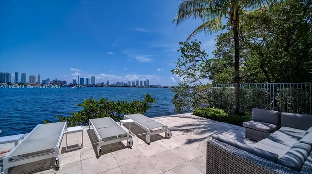 $1,990,000 | 17111 Biscayne Boulevard, Unit 410, North Miami Beach, FL 33160
