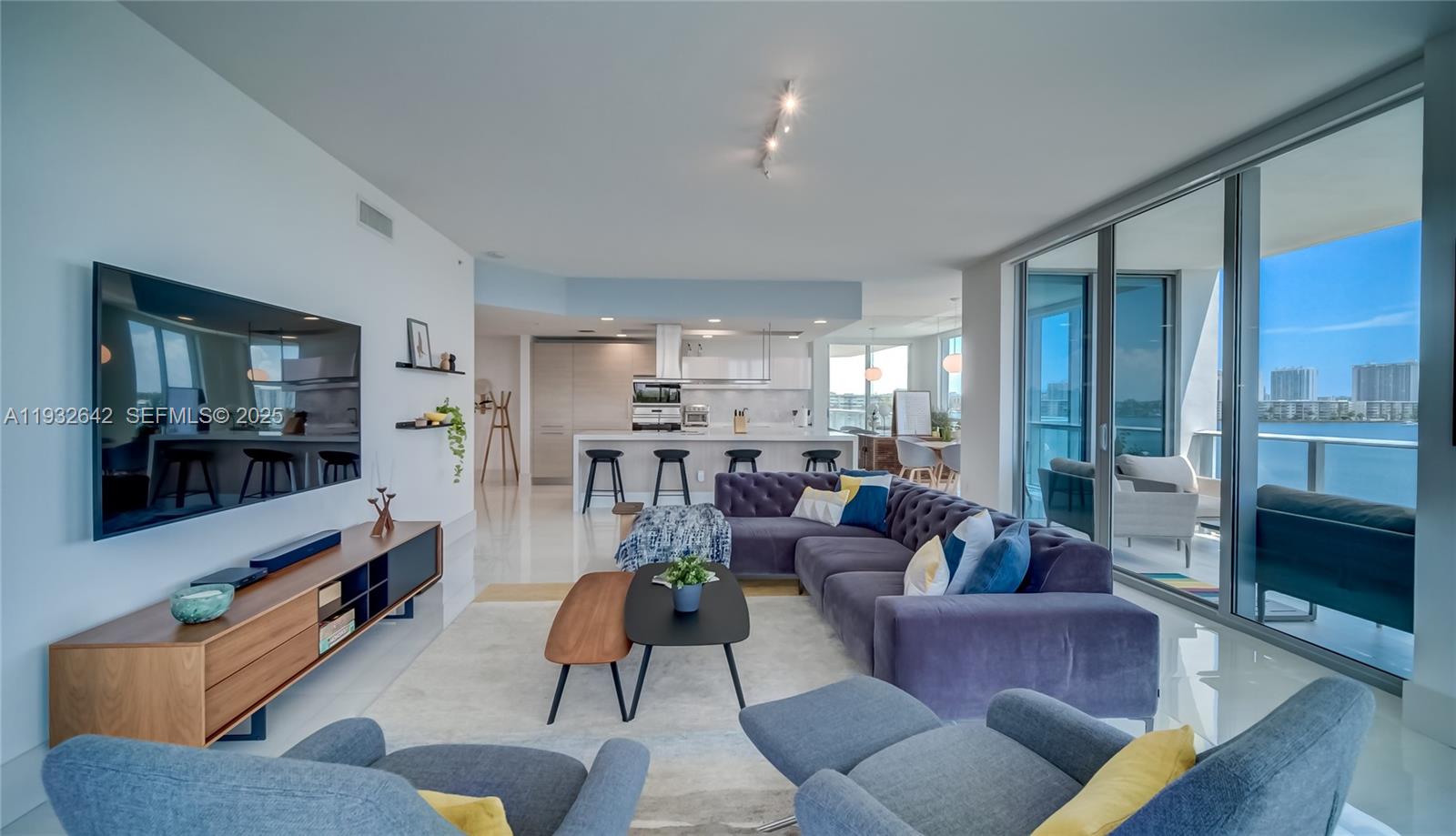 17111 Biscayne Boulevard, Unit 410 North Miami Beach, FL 33160 - Photo 4 of 37