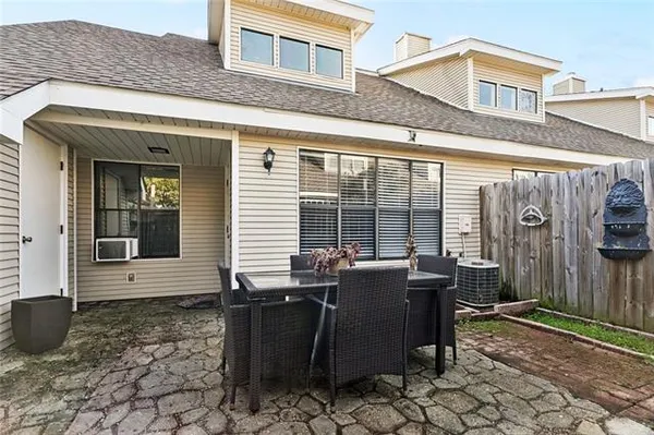 $144,500 | 402 Cedarwood Drive, Unit 402, Mandeville, LA 70471