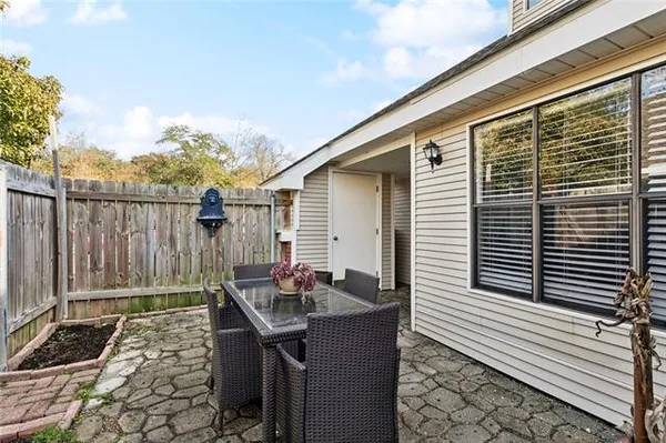 $144,500 | 402 Cedarwood Drive, Unit 402, Mandeville, LA 70471