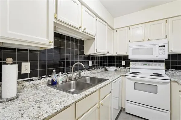 $144,500 | 402 Cedarwood Drive, Unit 402, Mandeville, LA 70471