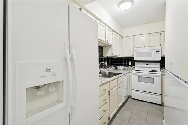 $144,500 | 402 Cedarwood Drive, Unit 402, Mandeville, LA 70471