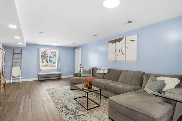 $299,900 | 93 Parkmeadow Drive, Henrietta, NY 14534