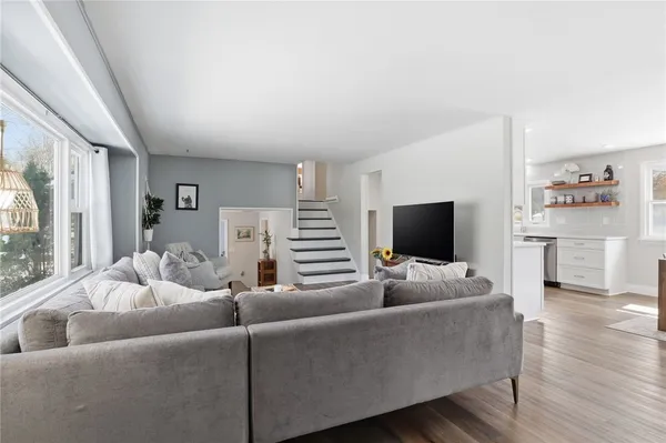 $299,900 | 93 Parkmeadow Drive, Henrietta, NY 14534