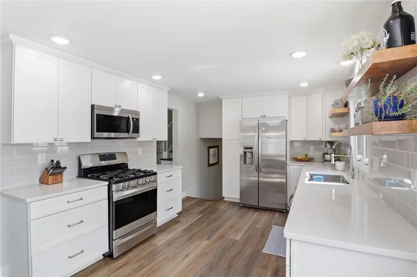 $299,900 | 93 Parkmeadow Drive, Henrietta, NY 14534