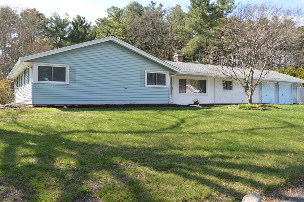 a view of a house with a yard