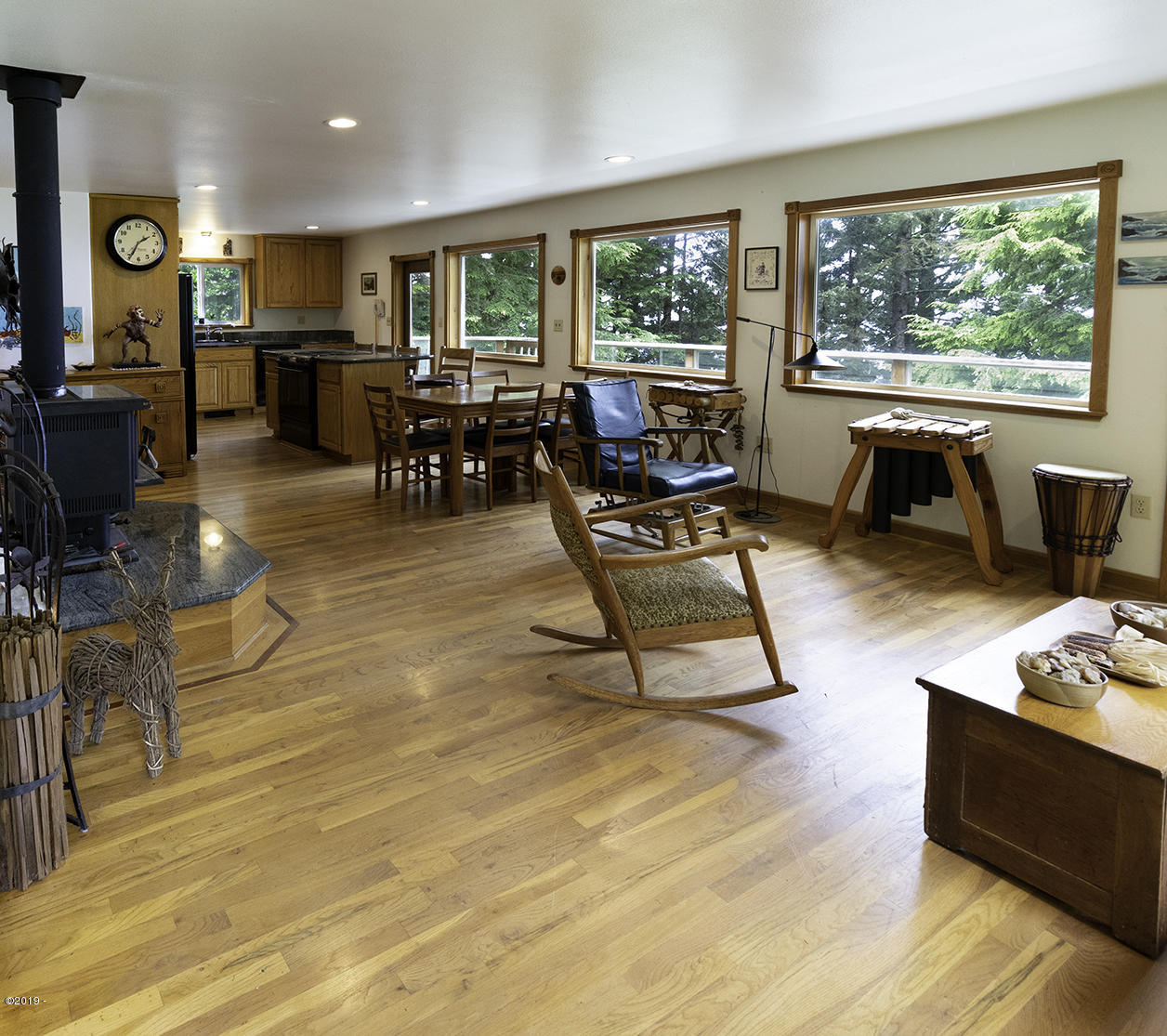 122 Reeves Circle Yachats, OR 97498 - Photo 6 of 40 Living Rm.