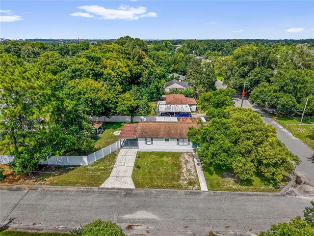a view of a yard with plants