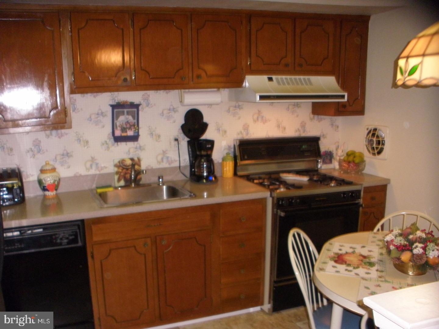 3383 South Keswick Road Philadelphia, PA 19114 - Photo 10 of 16 Kitchen