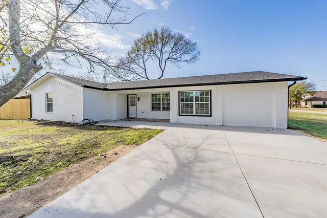 a view of an house with backyard space and garden