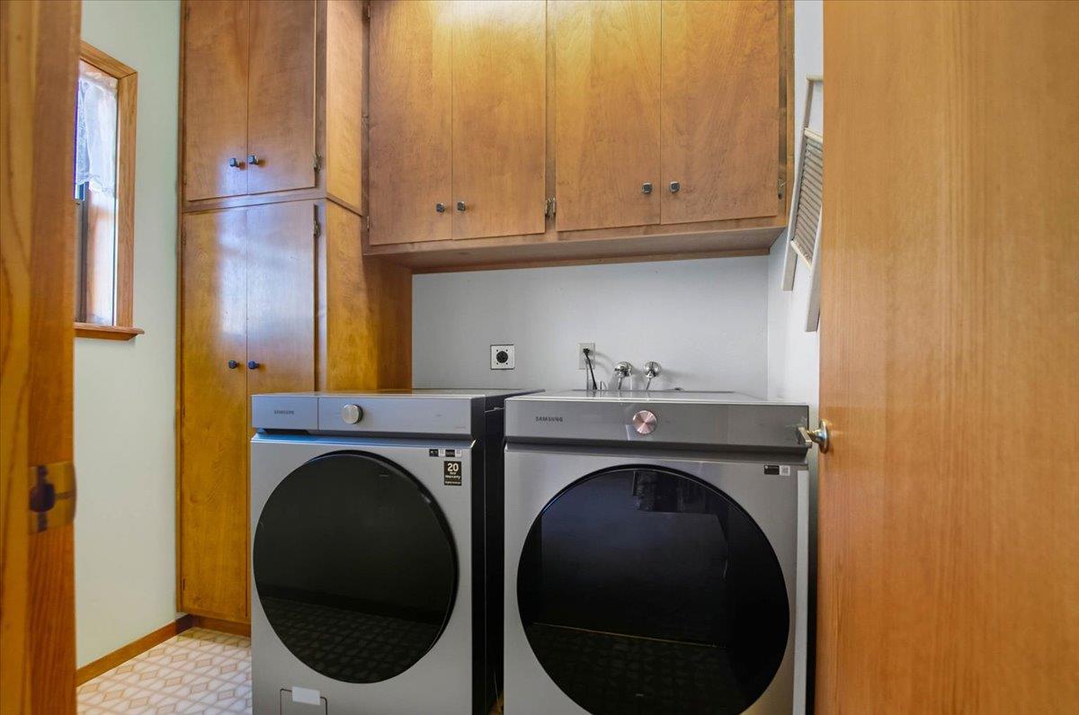 5617 Indian Hills Road Murphys, CA 95247 - Photo 24 of 80 a utility room with dryer and washer