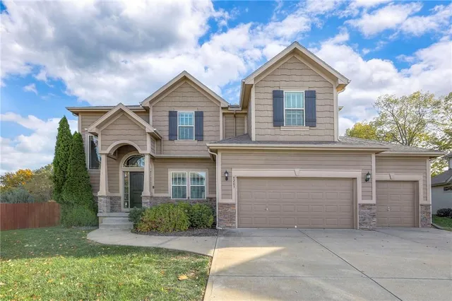 $525,000 | 4203 Northwest 76th Street, Kansas City, MO 64151