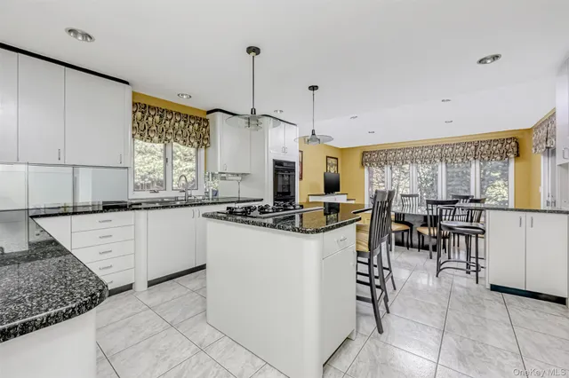 $1,099,000 | 8 Kings Gate Road, Suffern, NY 10901