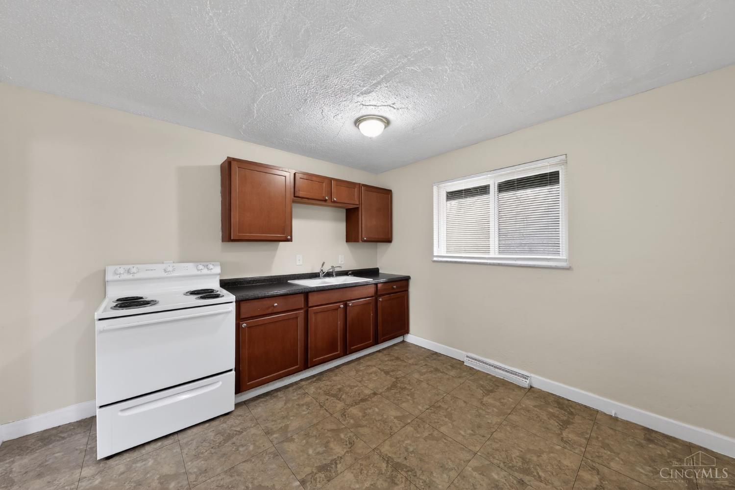 2547 Adams Road Cincinnati, OH 45231 - Photo 11 of 32