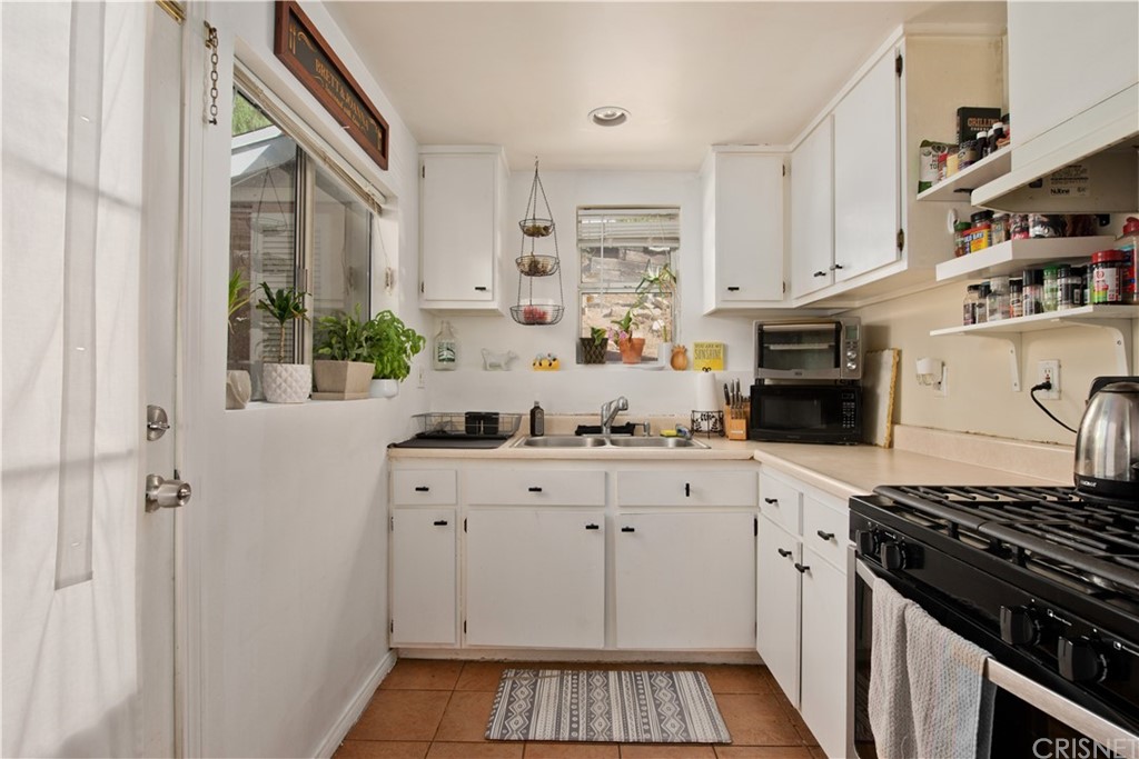 6818 Santa Susana Pass Road Simi Valley, CA 93063 - Photo 13 of 26 Main house kitchen