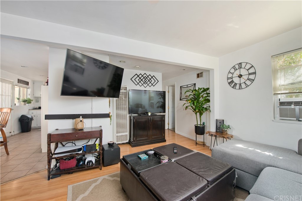 6818 Santa Susana Pass Road Simi Valley, CA 93063 - Photo 8 of 26 Main house living room