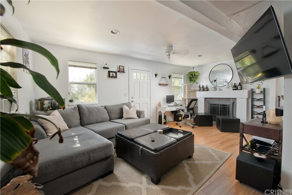 6818 Santa Susana Pass Road Simi Valley, CA 93063 - Photo 10 of 26 Main house living room