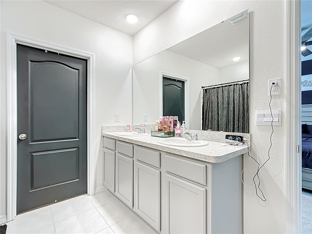 605 Honey Bell Road Winter Haven, FL 33880 - Photo 42 of 71 a bathroom with a sink and a mirror
