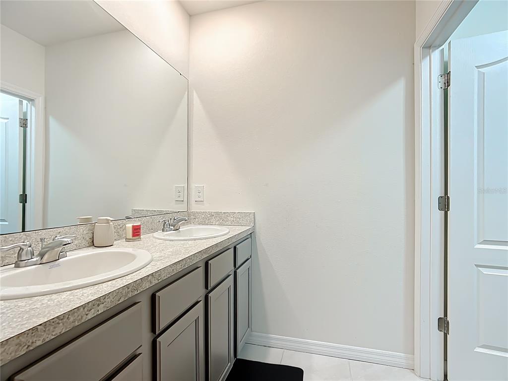 605 Honey Bell Road Winter Haven, FL 33880 - Photo 53 of 71 a bathroom with a sink and a mirror