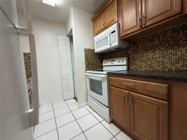 $2,200 | 15675 Southwest 74th Cir Drive, Unit 14, Miami, FL 33193