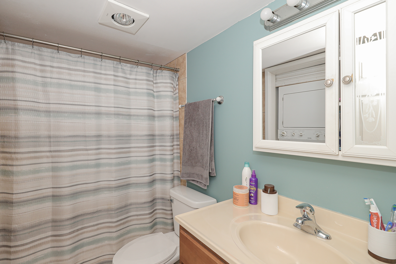 744 Briar Hill Lane, Unit 5 Addison, IL 60101 - Photo 14 of 20 a bathroom with a sink and a mirror