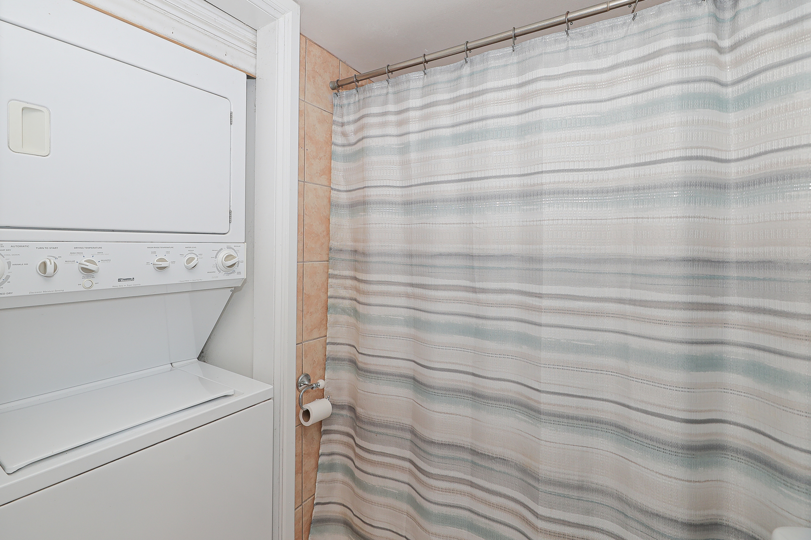 744 Briar Hill Lane, Unit 5 Addison, IL 60101 - Photo 18 of 20 a close up of a shower curtain