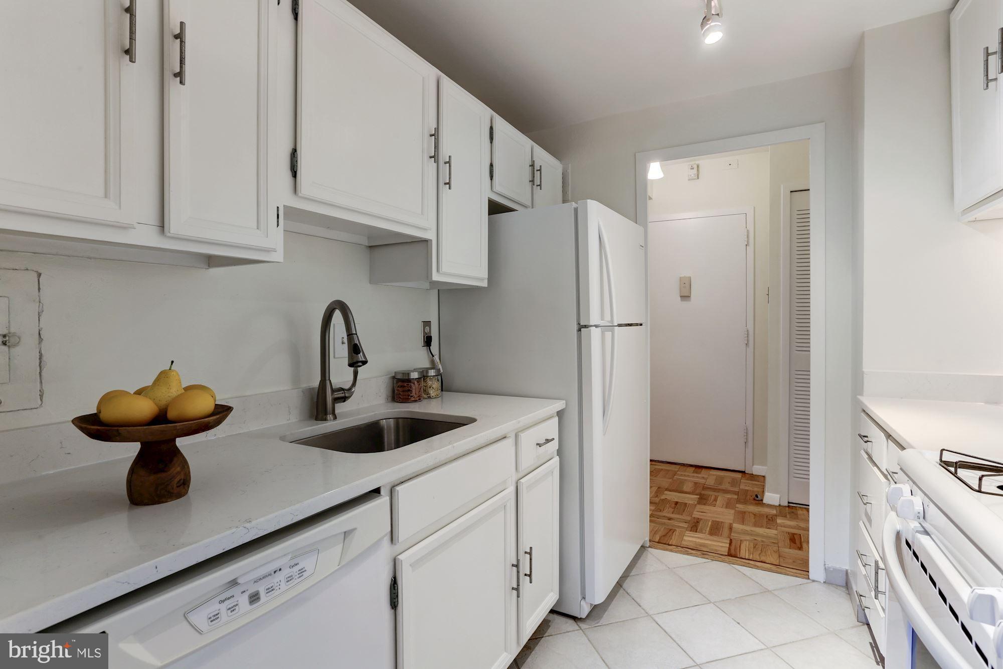 4000 Tunlaw Road Northwest, Unit 227 Washington, DC 20007 - Photo 7 of 24 Kitchen