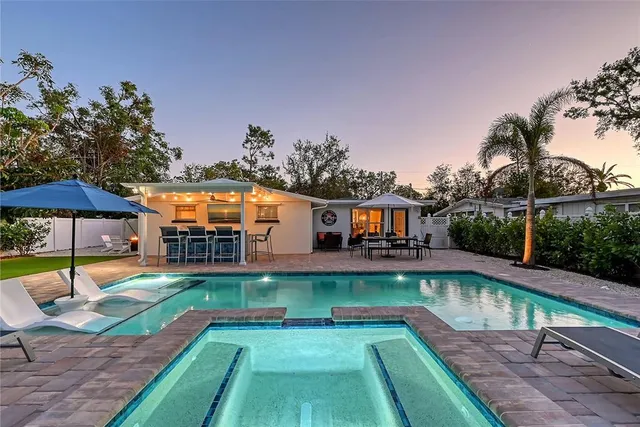 a view of a backyard