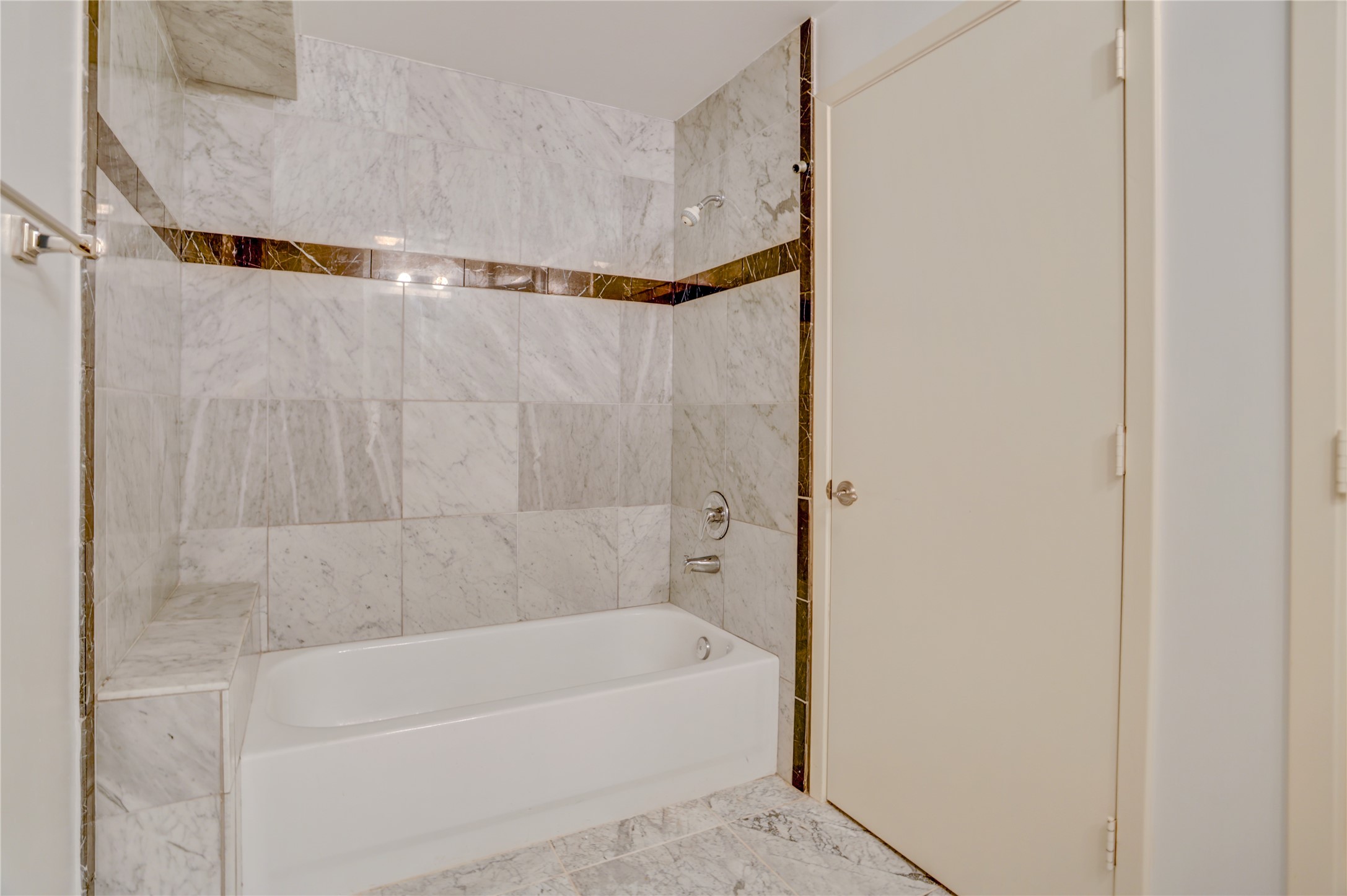 917 Main Street, Unit 1107 Houston, TX 77002 - Photo 11 of 33 a bathroom with a bathtub