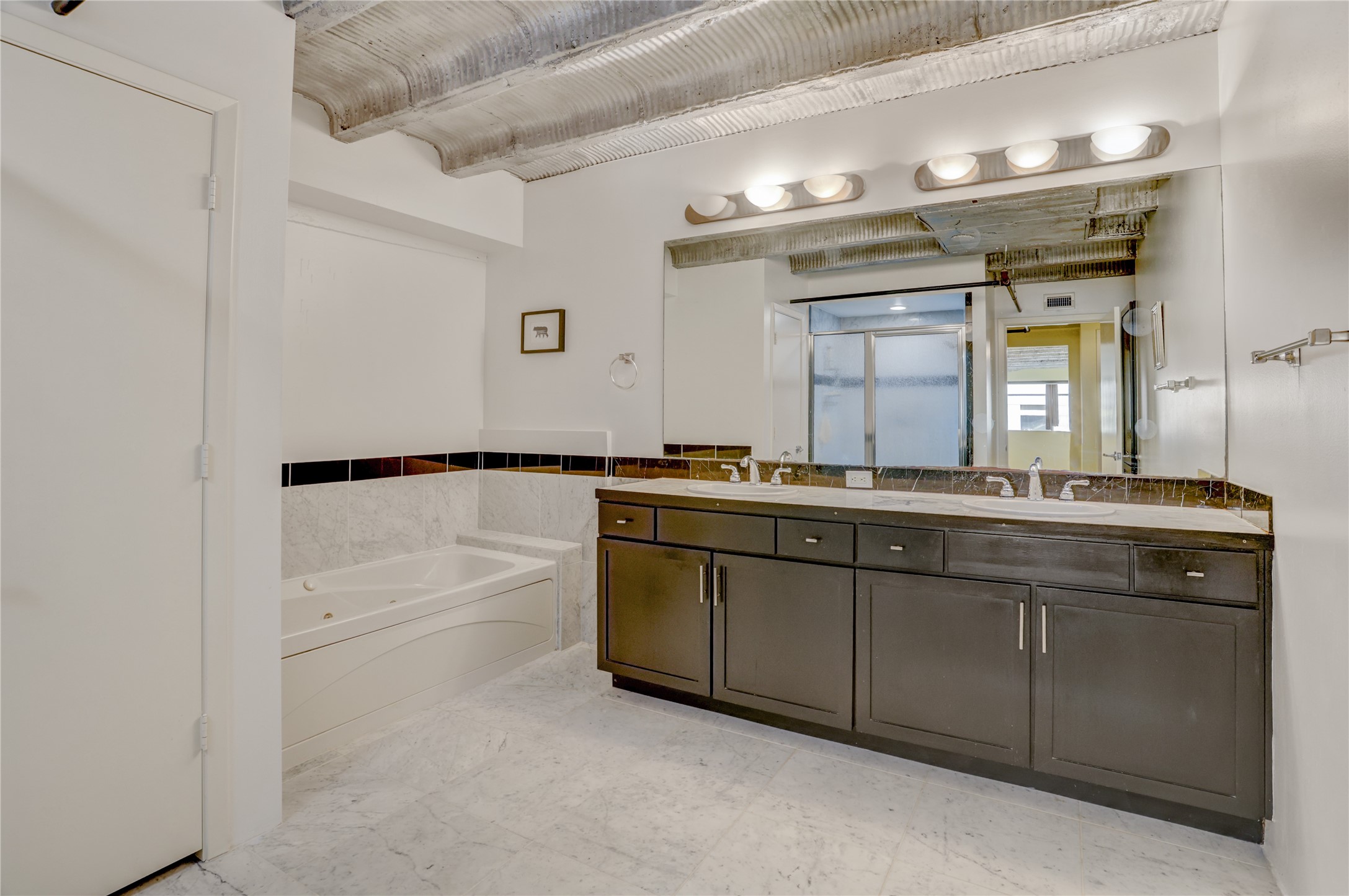 917 Main Street, Unit 1107 Houston, TX 77002 - Photo 14 of 33 a bathroom with a sink and a mirror
