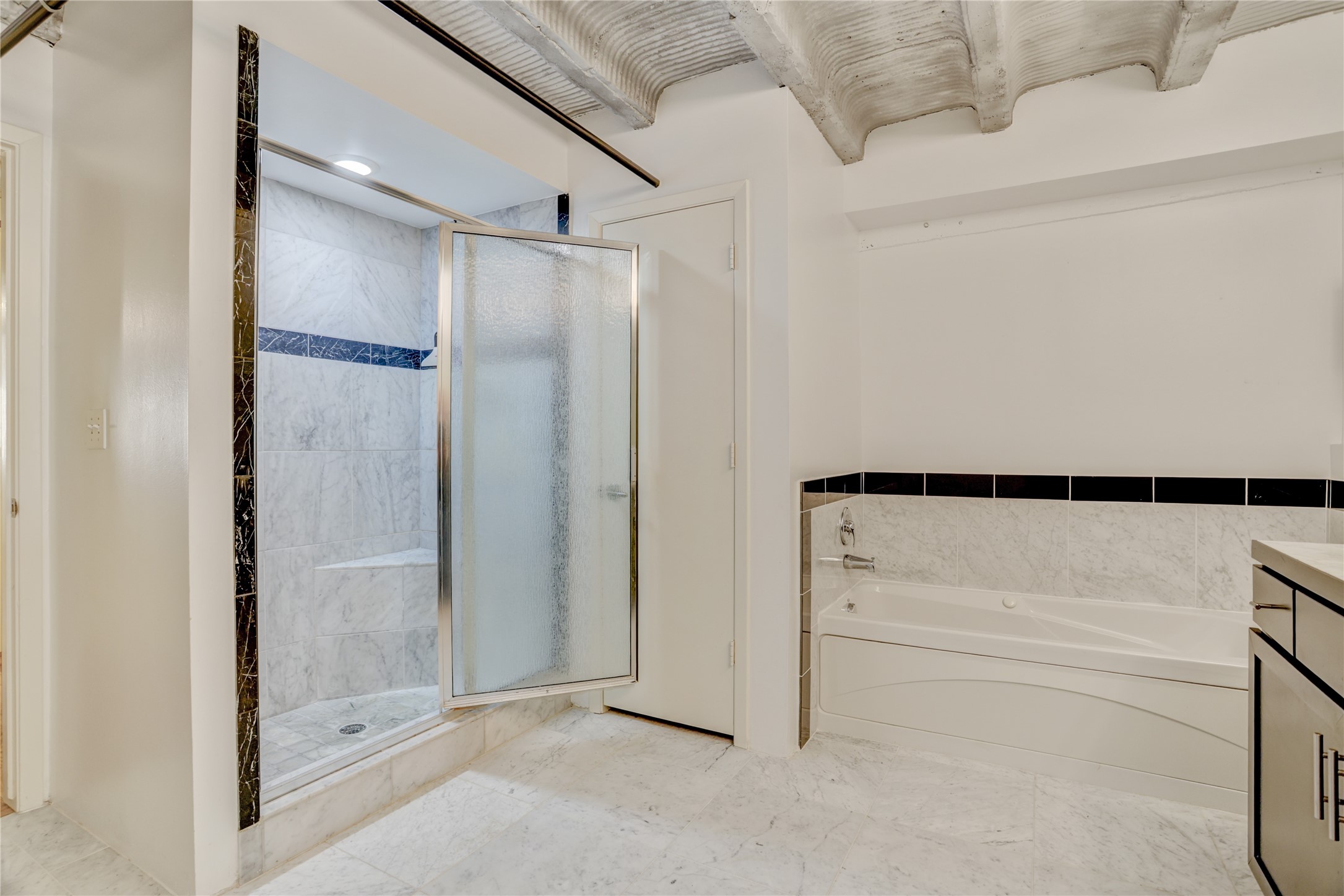 917 Main Street, Unit 1107 Houston, TX 77002 - Photo 15 of 33 a bathroom with a shower