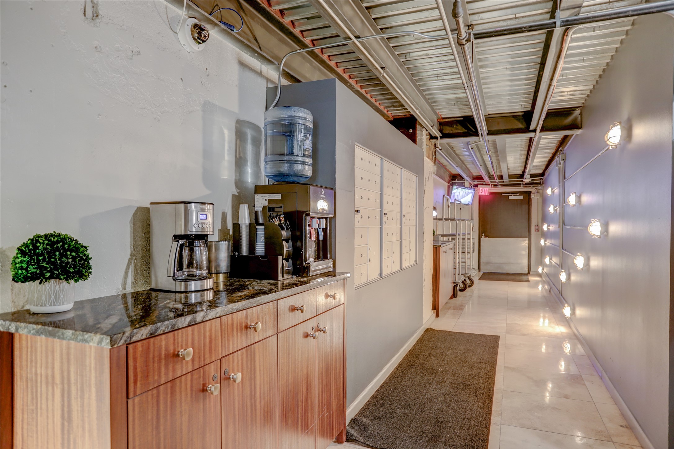 917 Main Street, Unit 1107 Houston, TX 77002 - Photo 24 of 33 a room with lots of counter and a chandelier