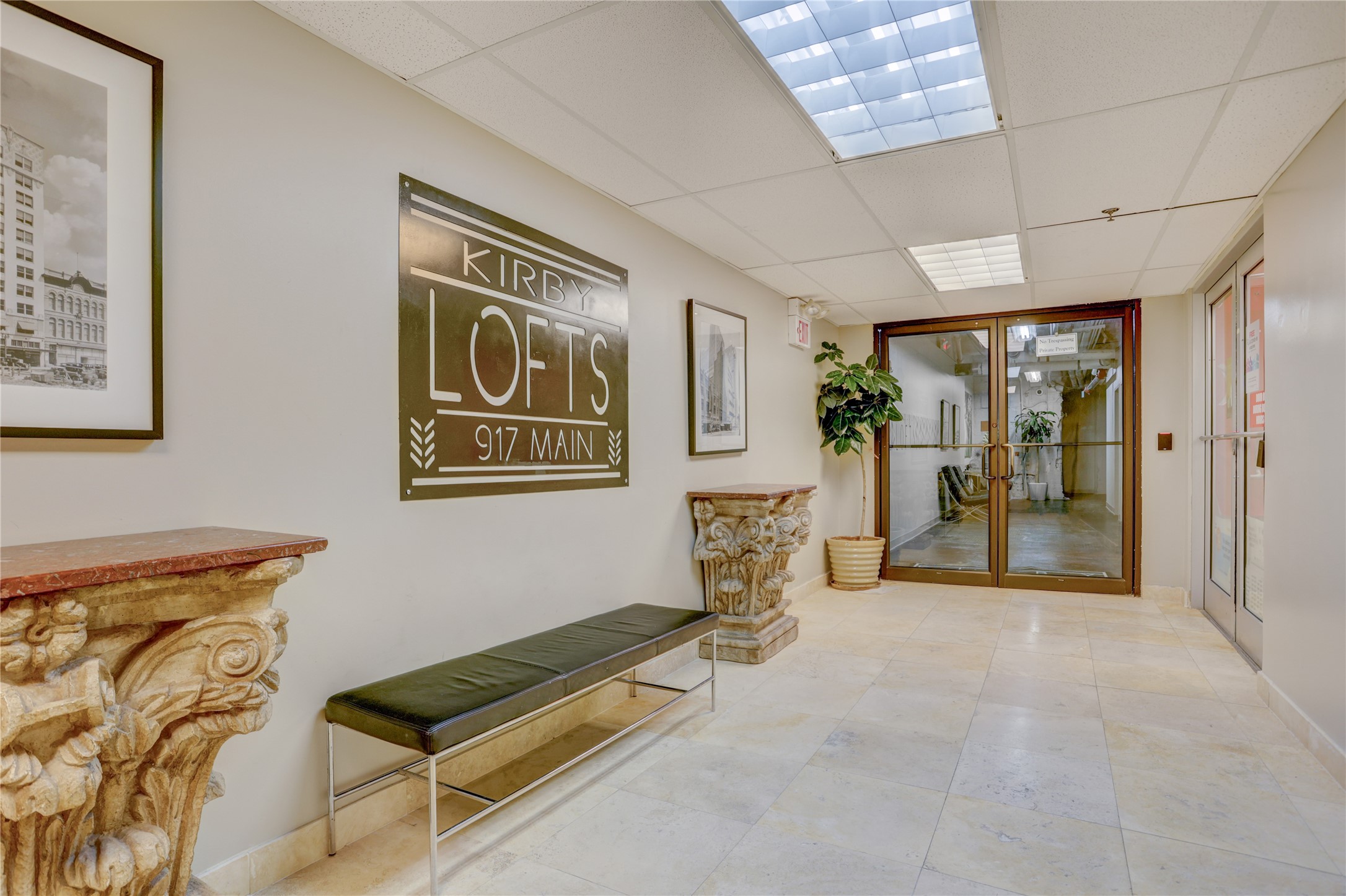 917 Main Street, Unit 1107 Houston, TX 77002 - Photo 25 of 33 a living room with furniture