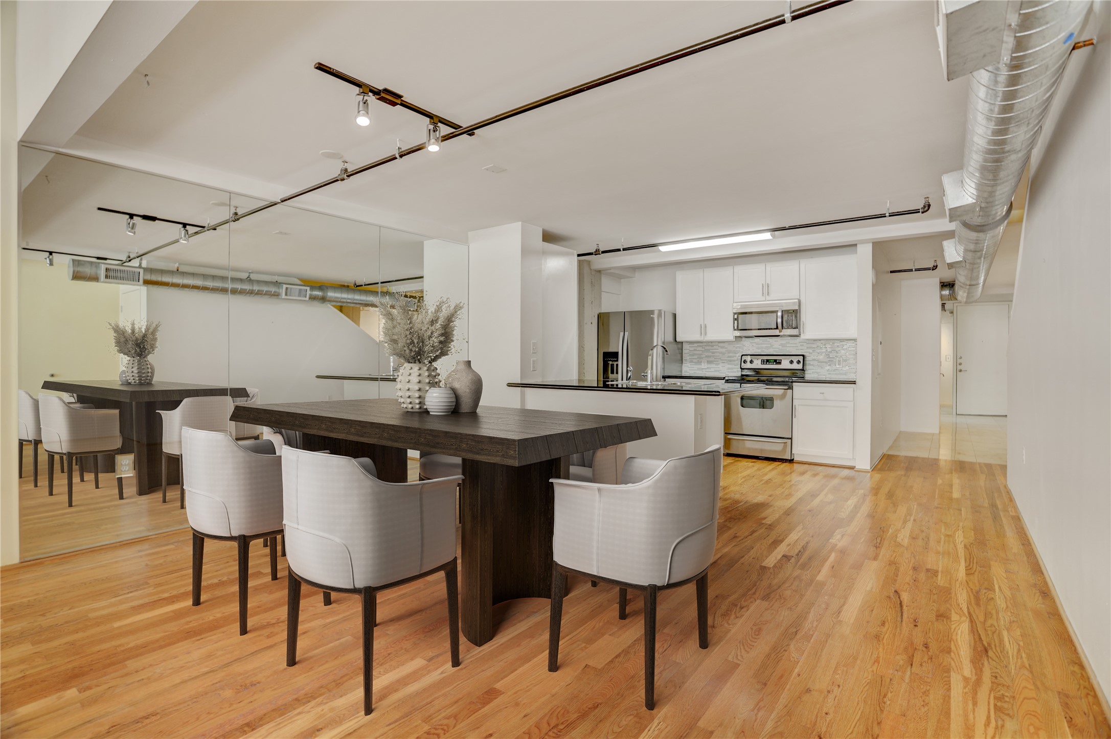 917 Main Street, Unit 1107 Houston, TX 77002 - Photo 5 of 33 a kitchen with a table chairs and wooden floor