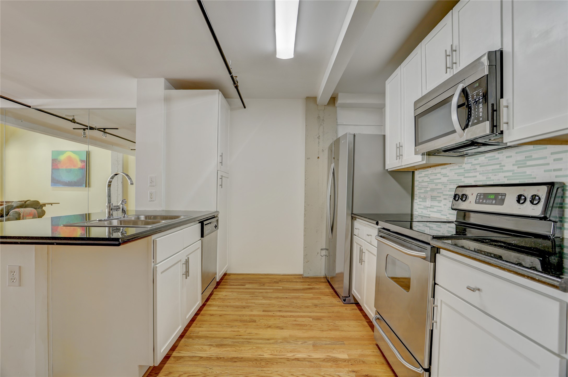 917 Main Street, Unit 1107 Houston, TX 77002 - Photo 7 of 33 a kitchen with stainless steel appliances a sink stove and refrigerator