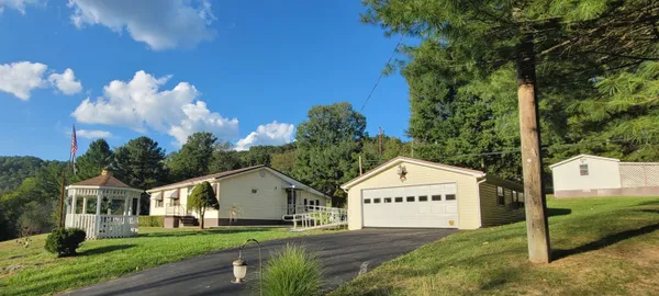 $215,000 | 3455 Willowwood Road, Hinton, WV 25951
