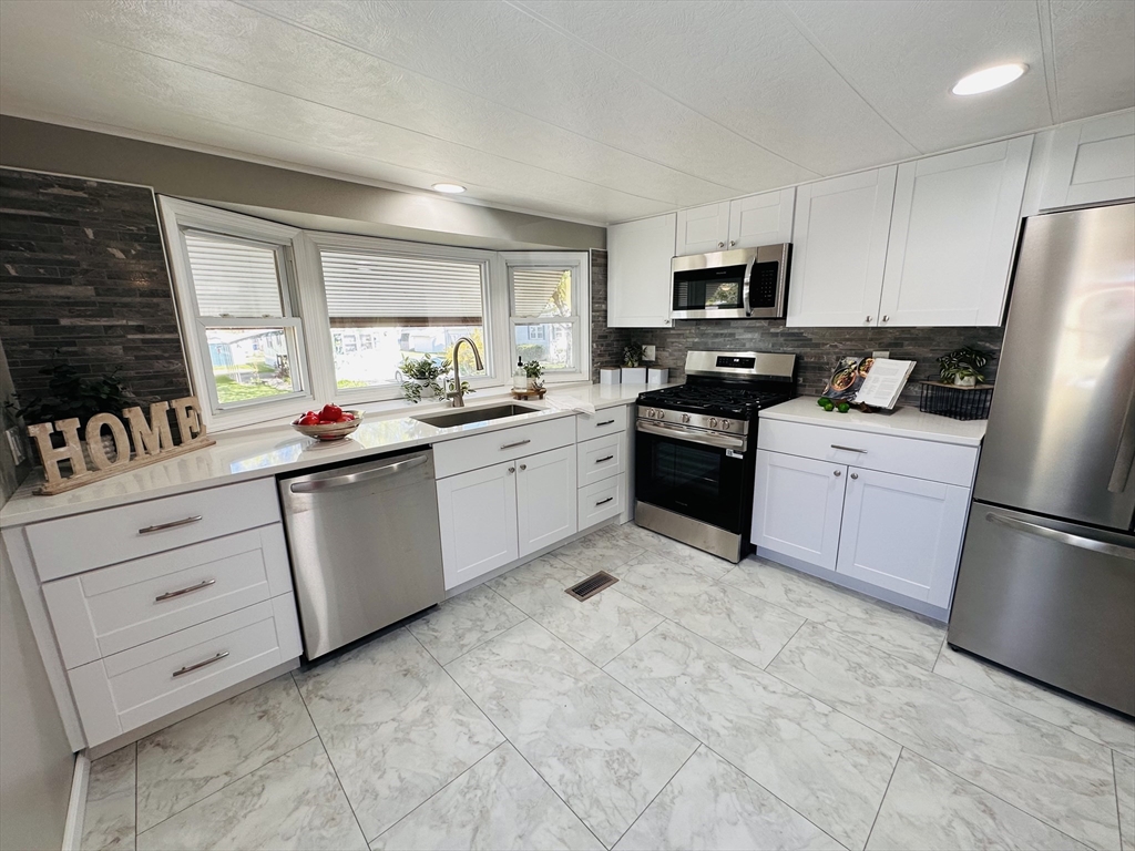 11 Lamplighter Lane Springfield, MA 01119 - Photo 2 of 32