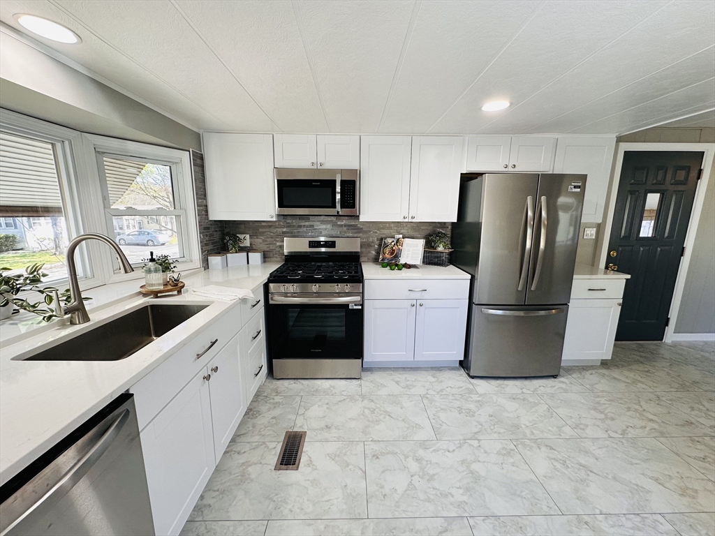 11 Lamplighter Lane Springfield, MA 01119 - Photo 4 of 32