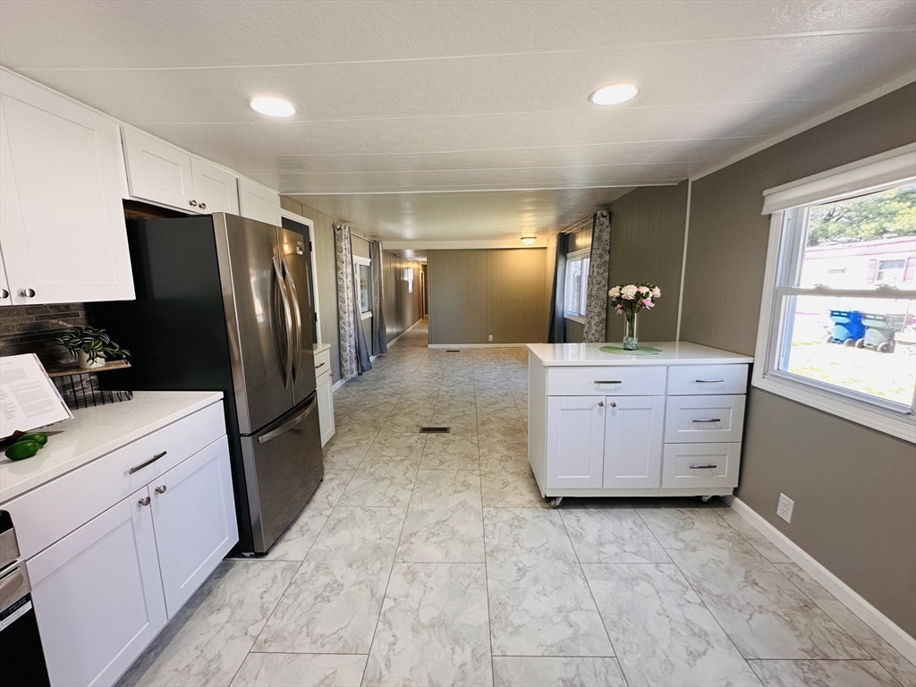 11 Lamplighter Lane Springfield, MA 01119 - Photo 5 of 32