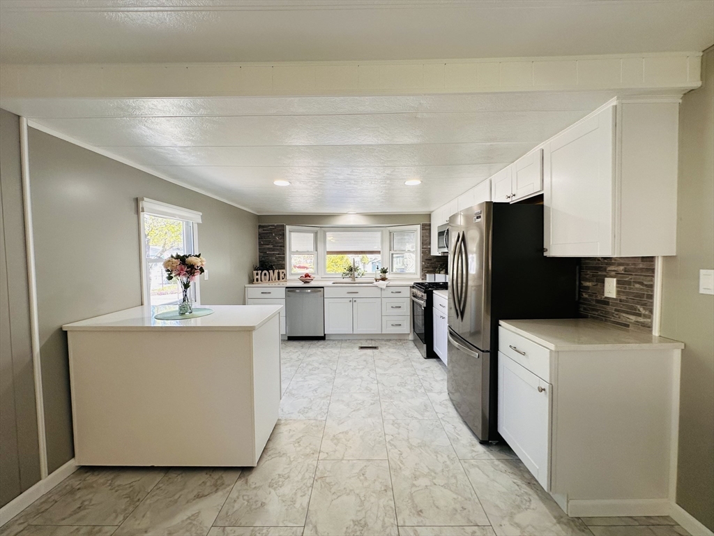 11 Lamplighter Lane Springfield, MA 01119 - Photo 7 of 32