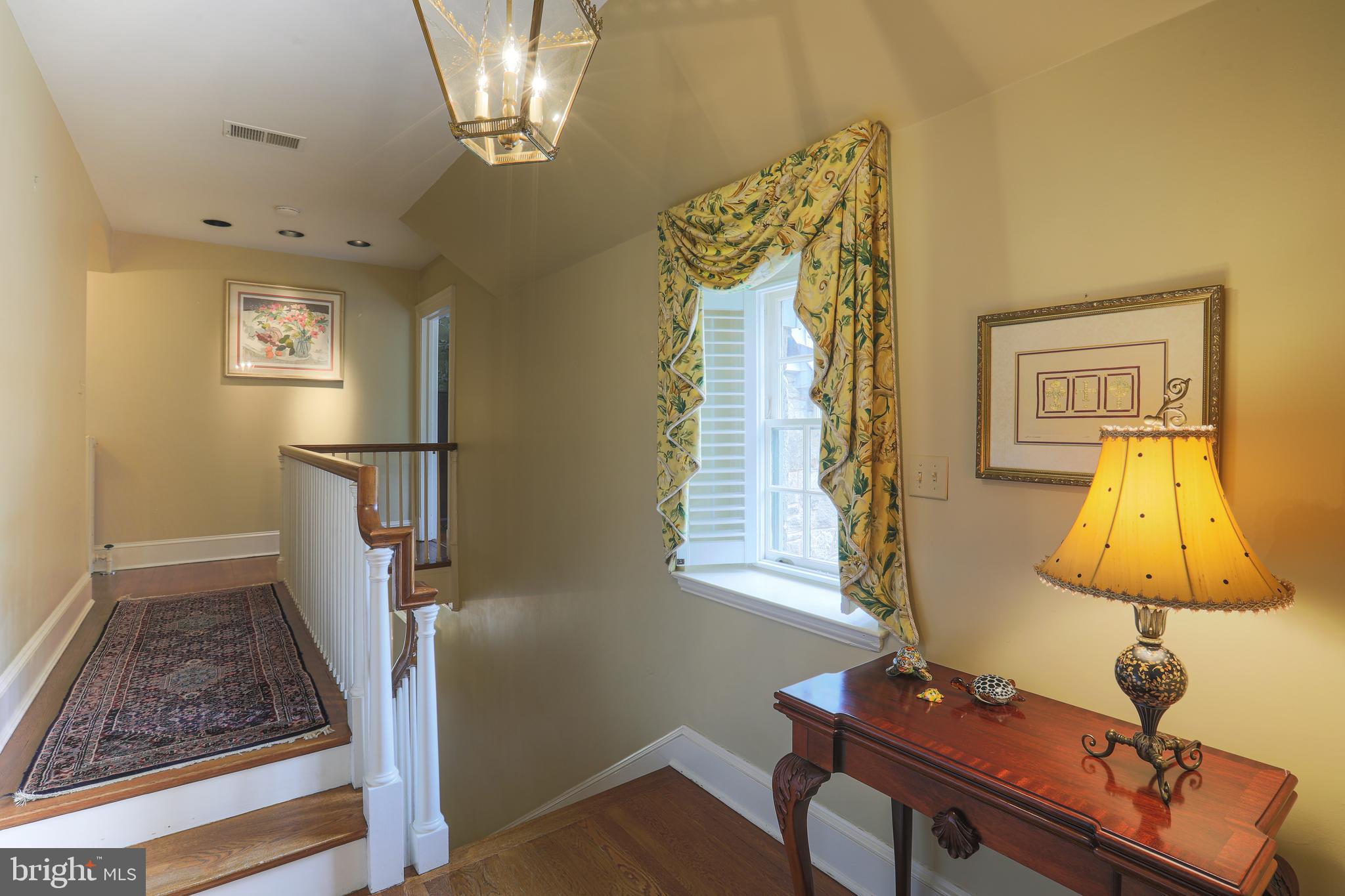 5502 Roland Avenue Baltimore, MD 21210 - Photo 17 of 47 2nd Floor Hall