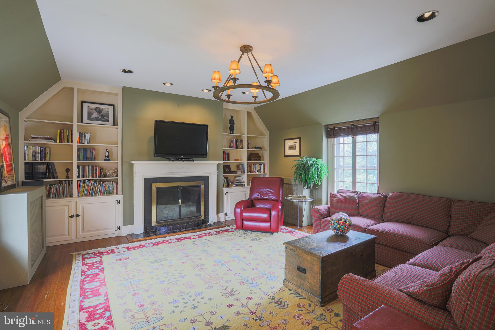 5502 Roland Avenue Baltimore, MD 21210 - Photo 18 of 47 Upstairs family room w/gas FP