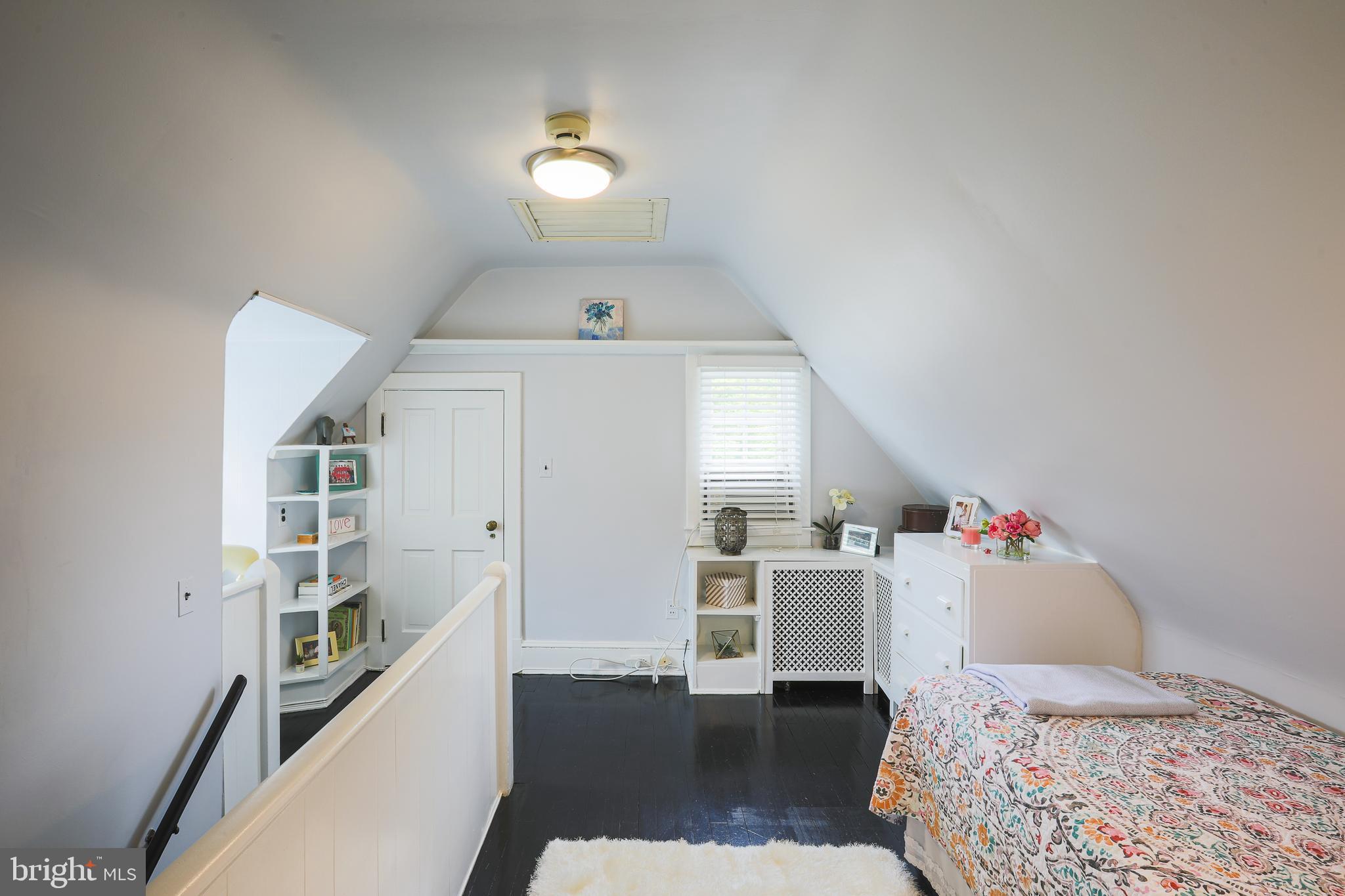 5502 Roland Avenue Baltimore, MD 21210 - Photo 27 of 47 3rd Floor Bedroom w/full bathroom