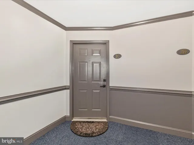 a picture of a bench in a white house