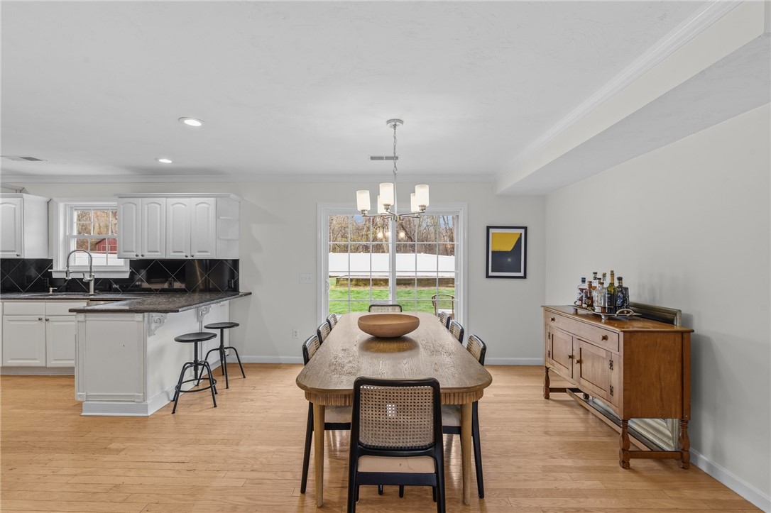 70 Foddering Farm Road Narragansett, RI 02882 - Photo 10 of 45 Dining area