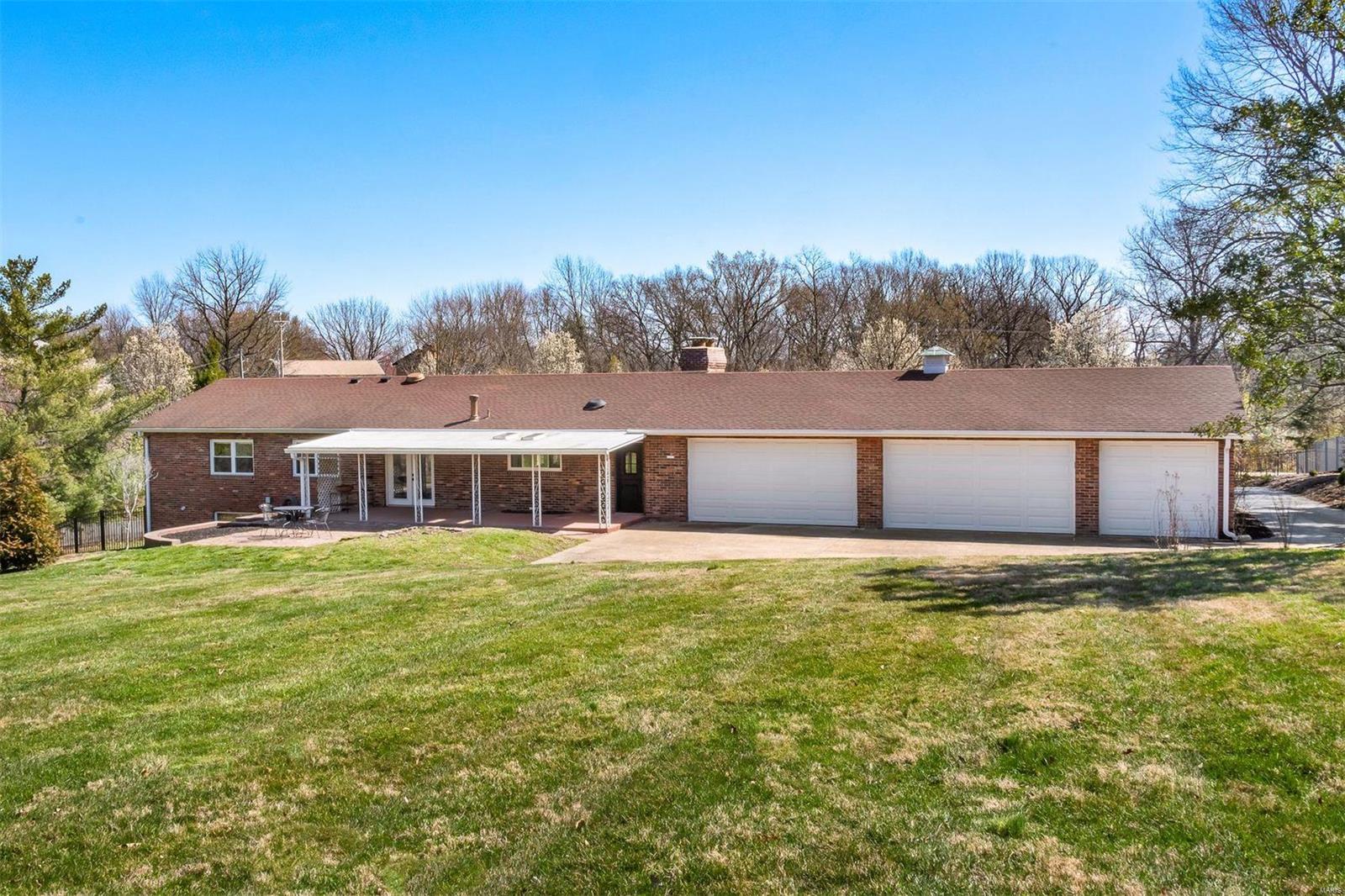 957 Sulphur Spring Road Ballwin, MO 63021 - Photo 3 of 33 Gallery Image 3