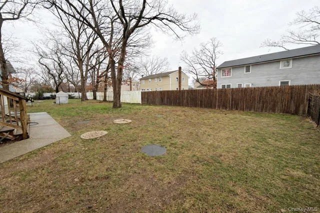 a view of a yard with a house