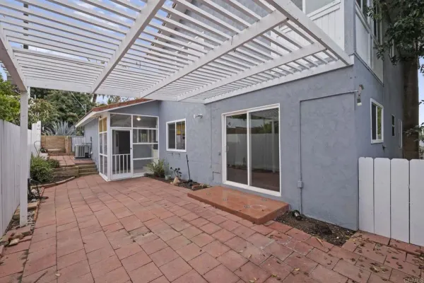 a view of a house with backyard porch