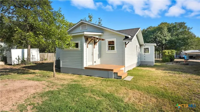 $249,900 | 611 Qualls Street, Gonzales, TX 78629