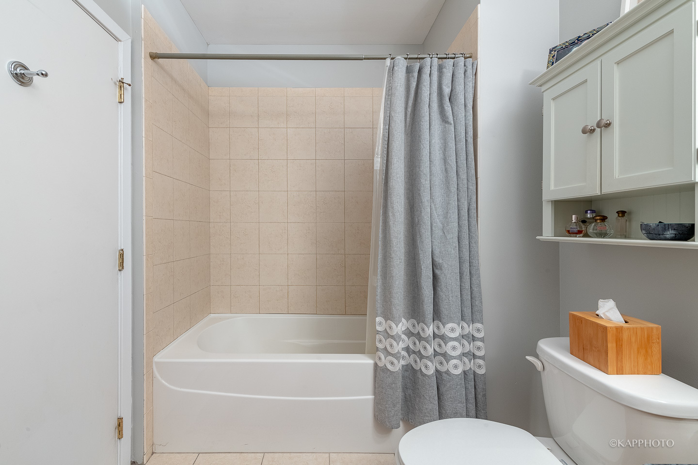 910 West Madison Street, Unit 906E Chicago, IL 60607 - Photo 24 of 26 a bathroom with a toilet a sink and bathtub